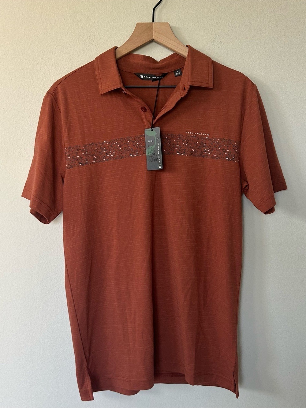 New With Tags Travis Mathew Eco Polo Small The Heater C8 Short Sleeve Golf Shirt - Picture 1 of 6